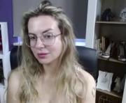 blackrosezoey's cam on 1HandChat Girls