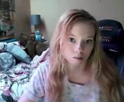 Kawaiibelle's cam on 1HandChat Girls