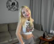 Risingdawnn's cam on 1HandChat Girls